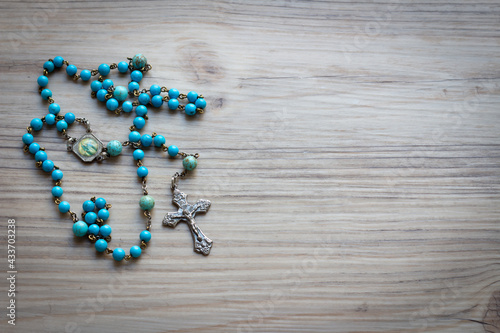 Obraz na płótnie Blue rosary on wood with copy space