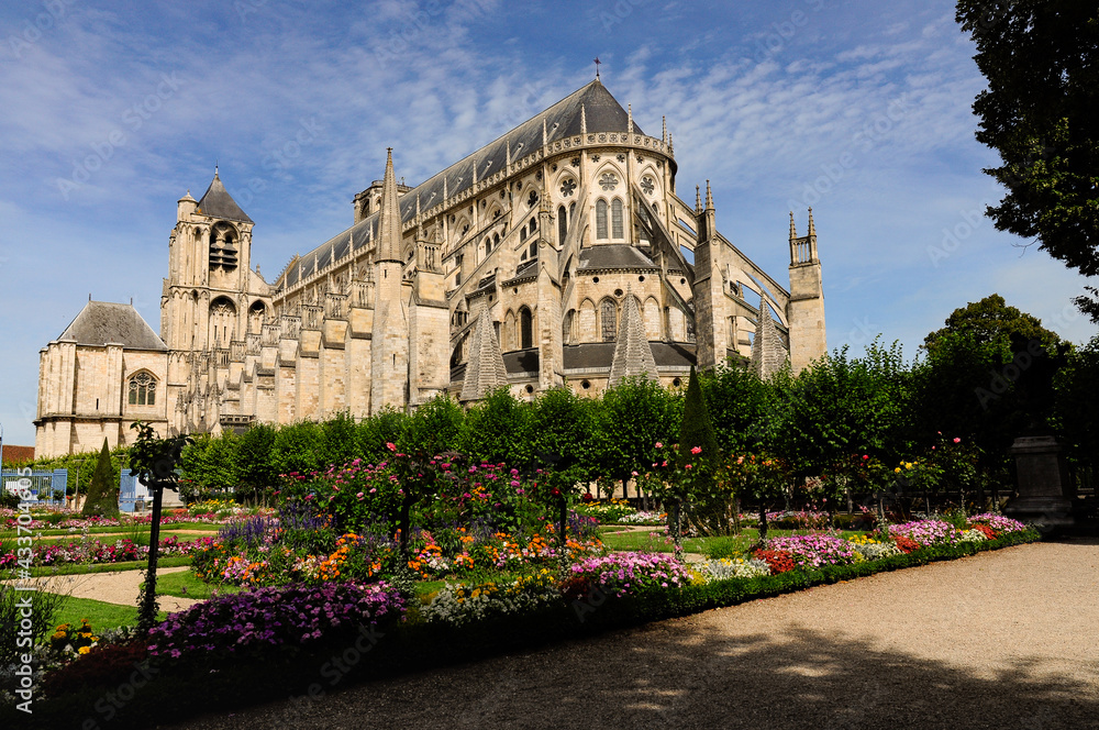 Fototapeta premium La cathédrale vue des jardins