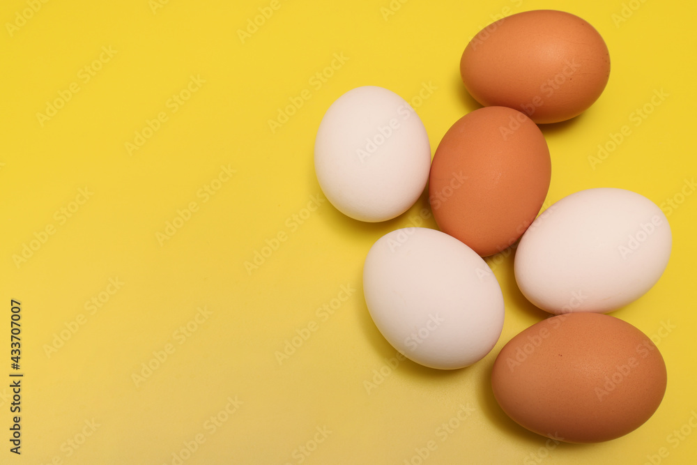 黄色背景の鶏卵