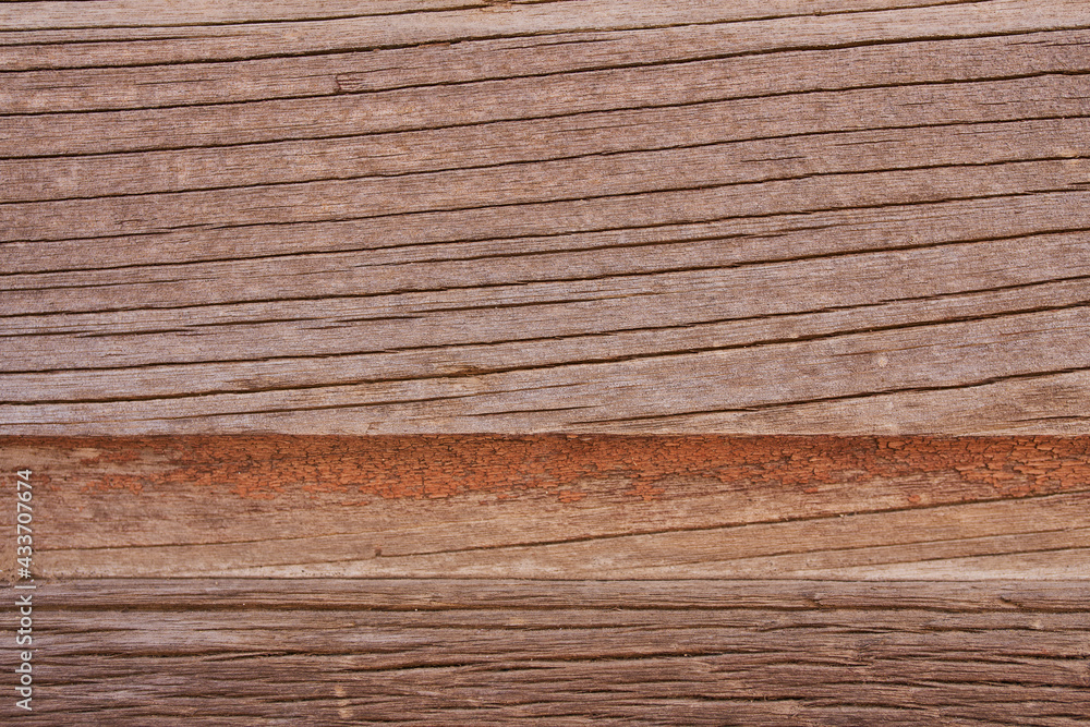 Fototapeta premium Textura de madera vieja de ventanas y puertas desgastada por el tiempo con grietas y clavos oxidados