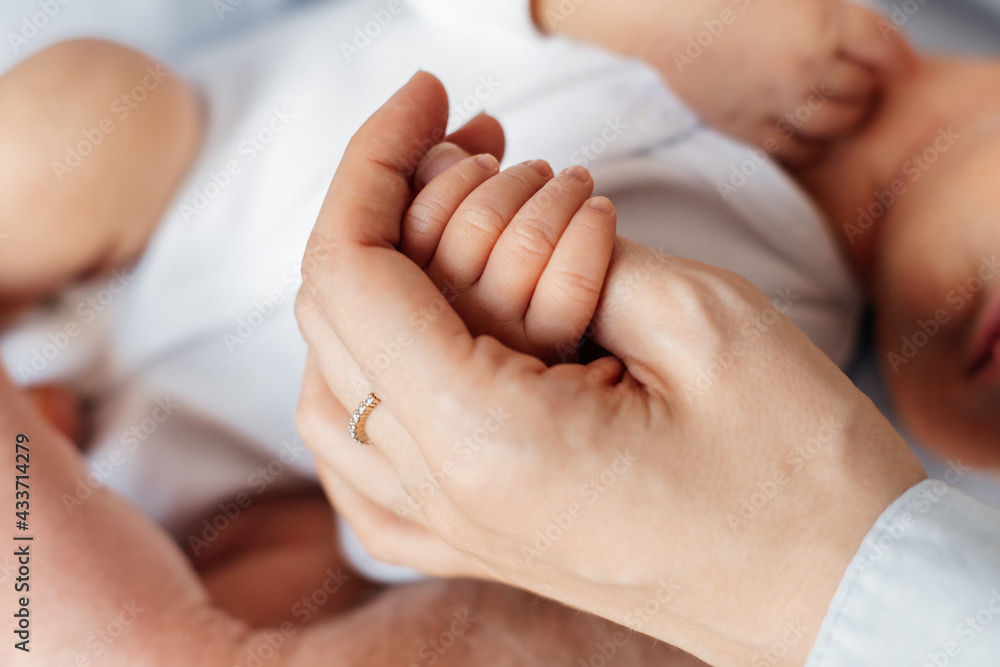 Mutter und baby hand finger Mutter und baby hand finger