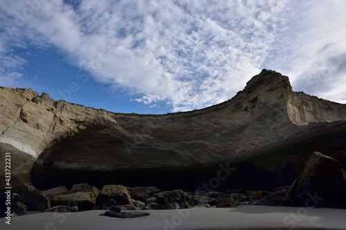 Vista de la cueva con cielo azul y nubes en Parque Nacional Monte Leon Patagonia Argentina