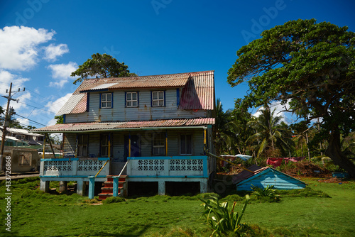 Foto Old typical house in disrepair on a street on the isla de San Andres