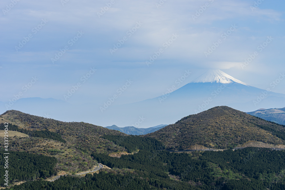 笠雲をさした富士山 (日本 - 静岡 - 達磨山)
