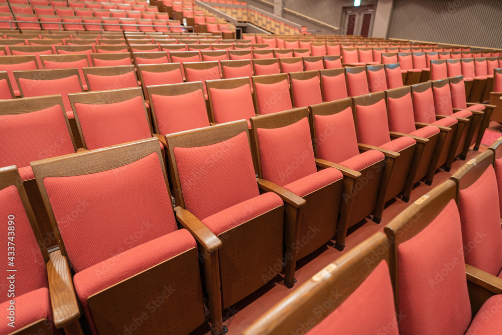 Naklejka premium 劇場・ホールのレトロな赤い座席