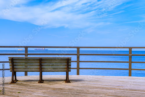 海辺のベンチ © take-c