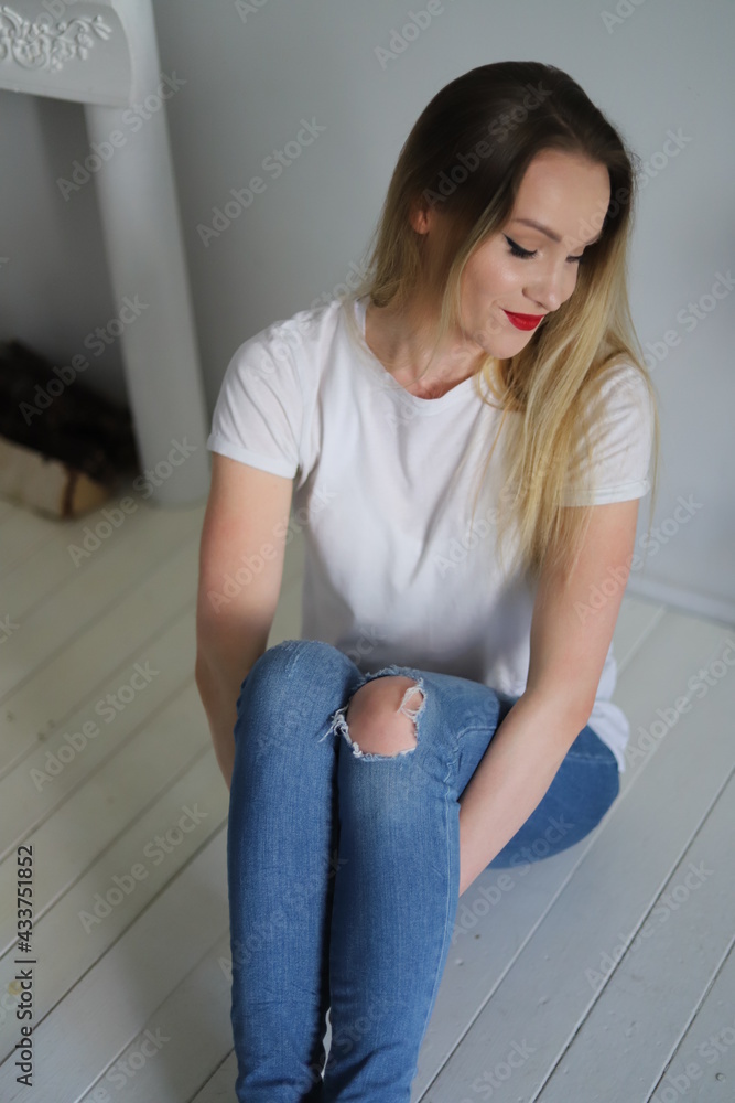 Fototapeta premium Девушка в белой футболке и голубых джинсах