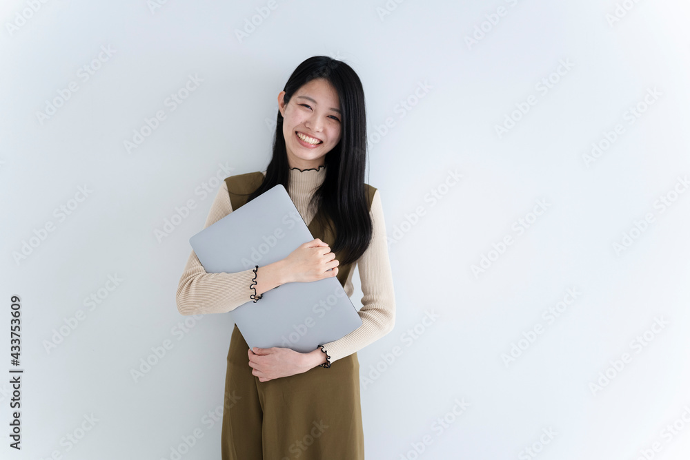 Fototapeta premium ノートパソコンを使う女性