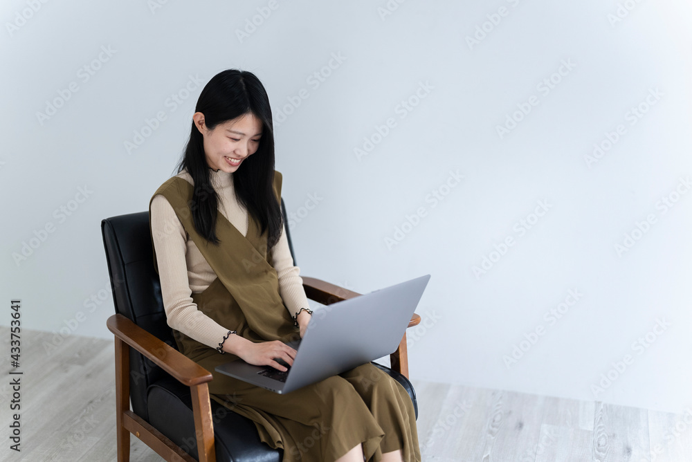 ノートパソコンを使う女性