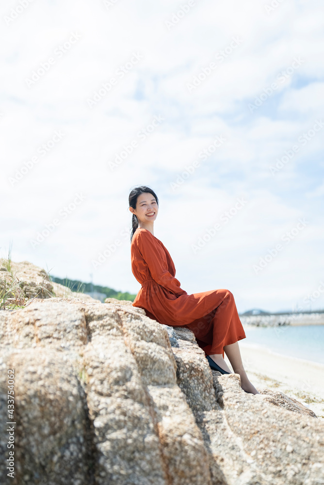 海にいる女性 海にいる女性