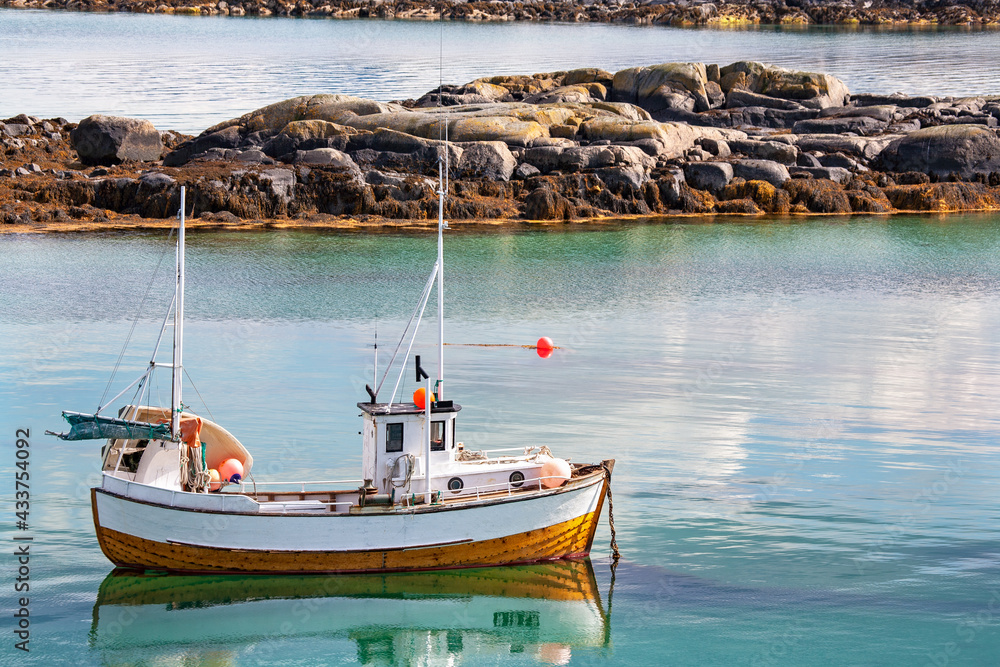 Traditioneller hölzerner Fischkutter vor den Lofoten, Norwegen