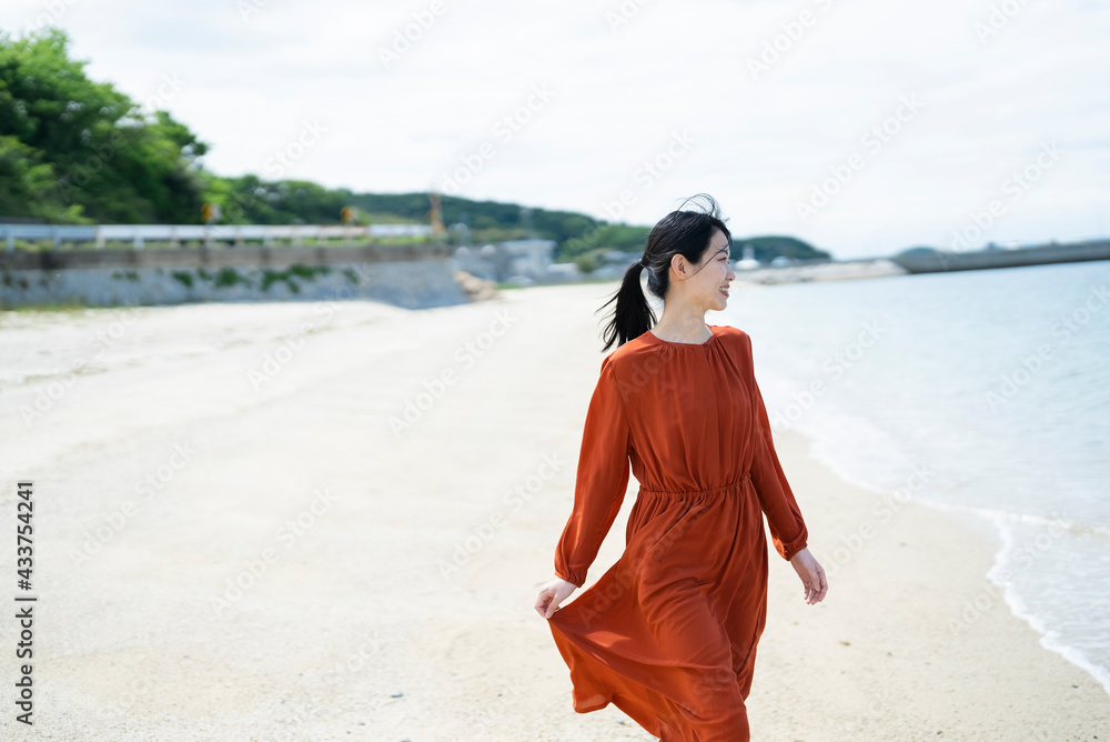 海にいる女性