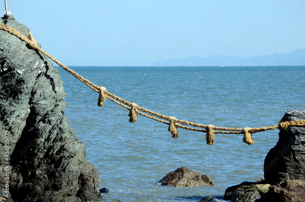 Obraz premium 夫婦岩のしめ縄