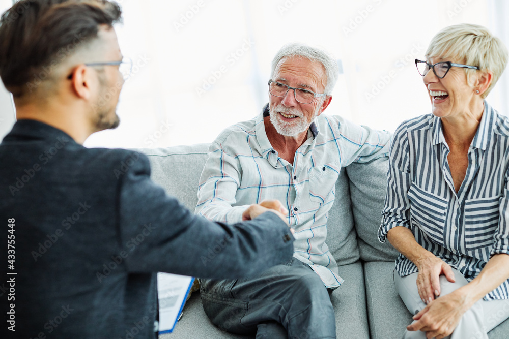 Obraz premium handshake senior couple investment business finance hand agent meeting agreement planning home