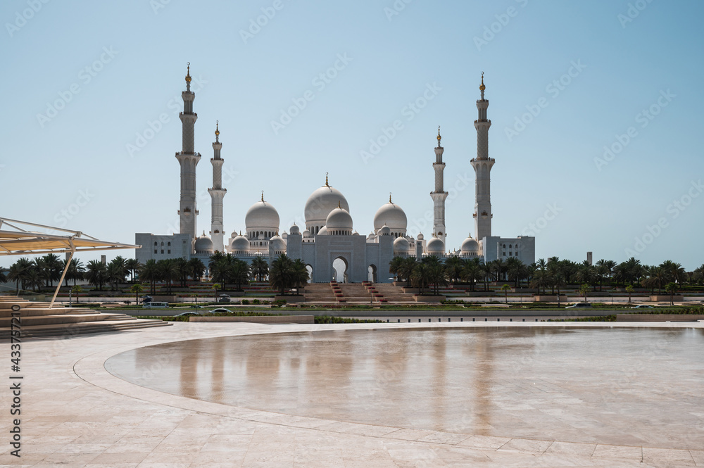 Panoramic view of Sheikh Zayed Grand Mosque in Abu Dhabi, United Arab Emirates on a sunny day.