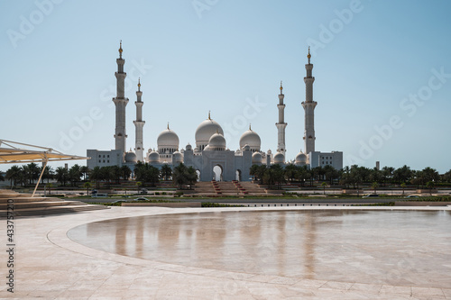 Panoramic view of Sheikh Zayed Grand Mosque in Abu Dhabi, United Arab Emirates on a sunny day.