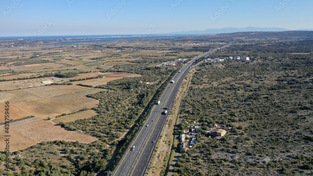 survol d'une autoroute dans le sud de la France