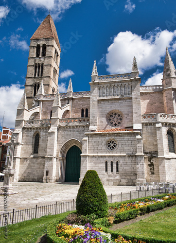Jardines e iglesia de Santa Maria la antigua de estilo gótico isabelino en la ciudad española de Valladolid