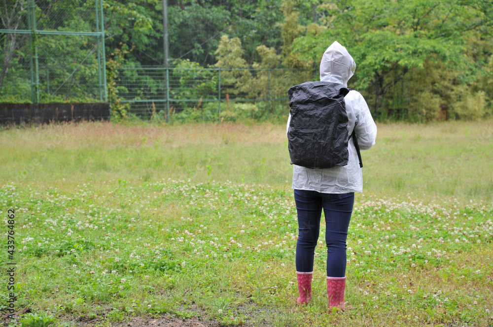 雨の中バックパックにカバーをかける Stock Photo Adobe Stock