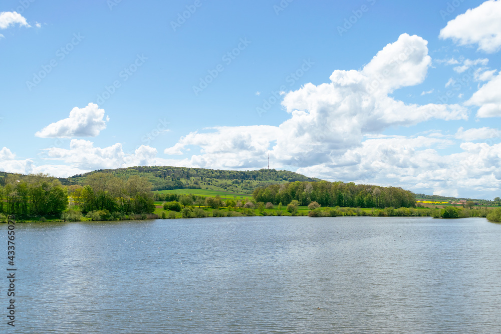Fränkische Landschaft mit dem Lentersheimer See und dem Hesselberg in Bayern Deutschland.