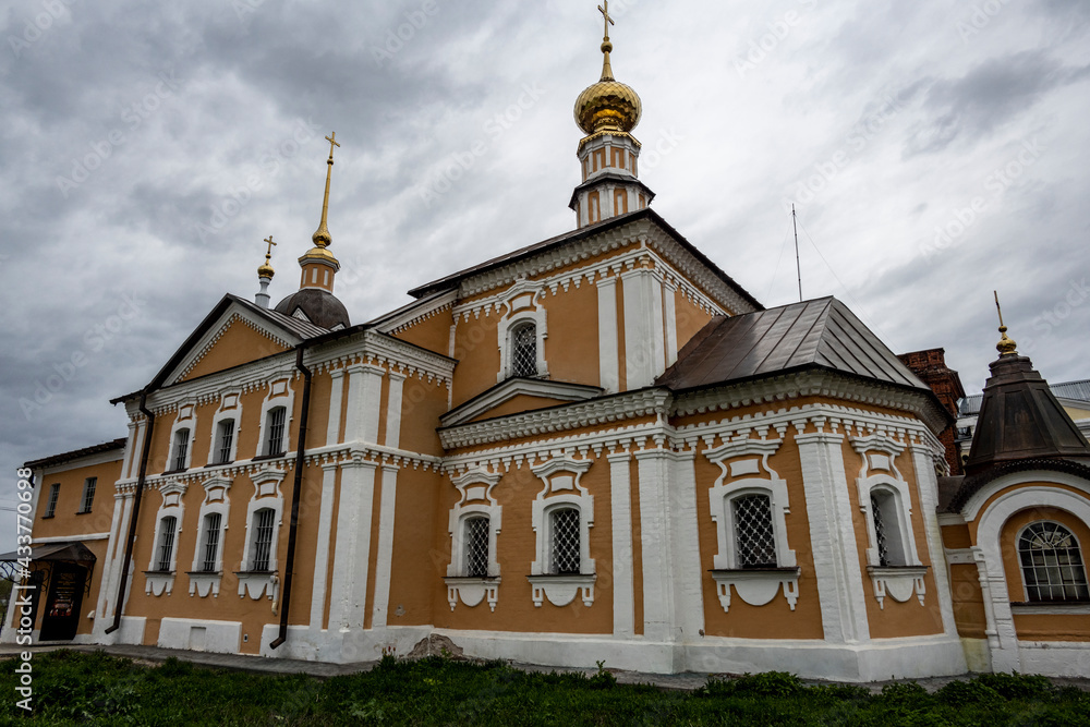 Obraz premium cityscape of the old center of the city of Suzdal with churches and temples after the rain