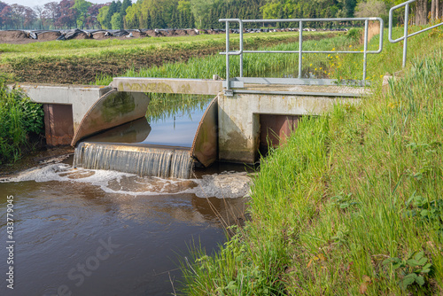 Obraz na płótnie Small metal weir in a Dutch polder ditch w salonie