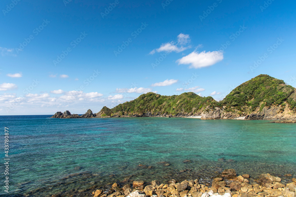 奄美大島の崖の下　海の上　徳浜展望所前の海岸