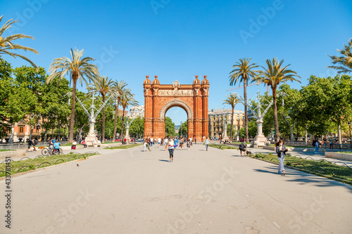 Picture of the Triumph Arch of Barcelona captured in a sunny day with people walking through 