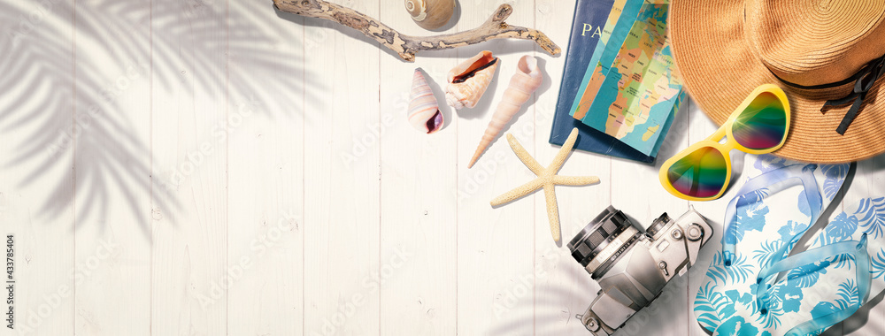 白いウッドデッキの上にある麦わら帽子 サングラス ビーチサンダルなど夏のリゾートのイメージ もしくは海外旅行のイメージ 真上からのアングル Stock Foto Adobe Stock