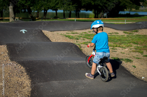 Enfant sur draisienne