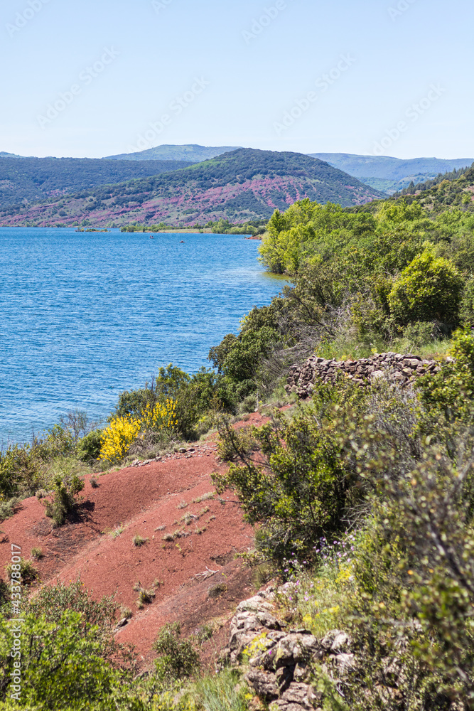Obraz premium Paysage du Lac du Salagou (Occitanie, France)