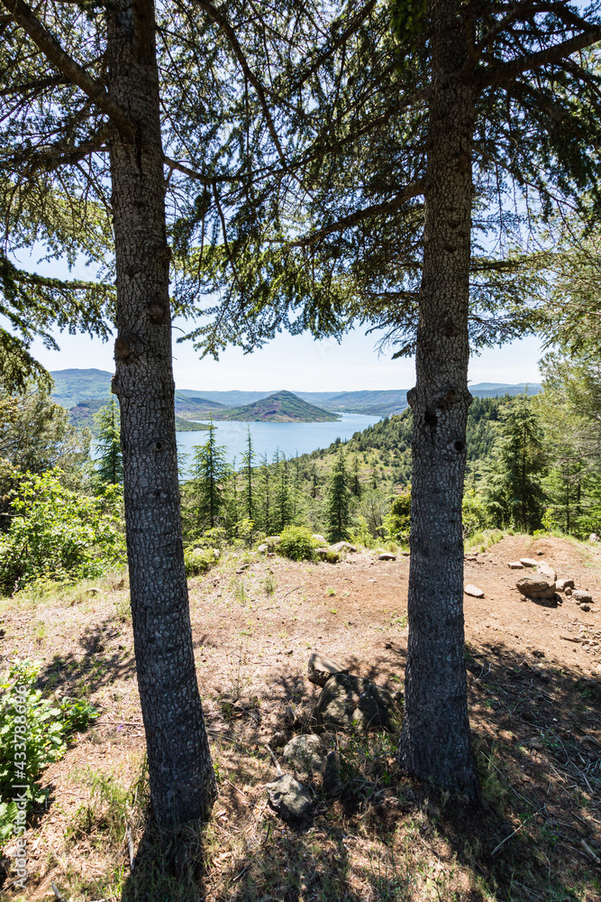 Paysage du Lac du Salagou (Occitanie, France)