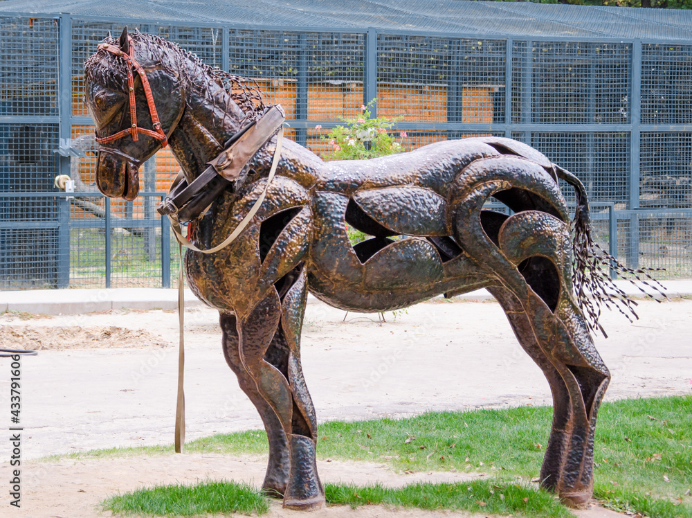 Naklejka premium Fake iron horse in a park 