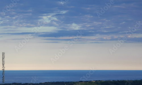 Mare Adriatico visto dall   alto delle colline al tramonto