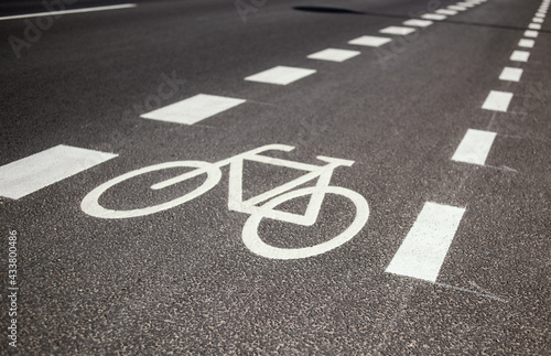 Φωτογραφία white bicycle sign on a bike lane