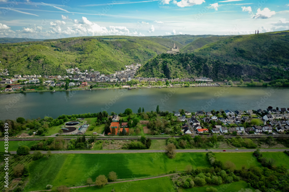 Stadt am Fluss Mosel Rhein - Wege Transport per Schiff - aus der Luft - Luftaufnahme - Emissionen - Brücke - Straße Wasserstraße