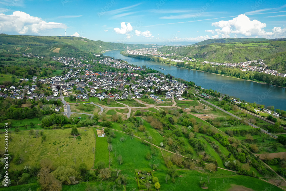 Stadt am Fluss Mosel Rhein - Wege Transport per Schiff - aus der Luft - Luftaufnahme - Emissionen - Brücke - Straße Wasserstraße