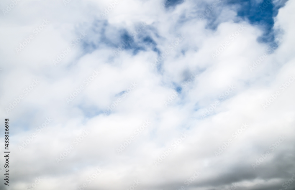 Naklejka premium Sky with clouds in spring. White cloud formations in blue sky.