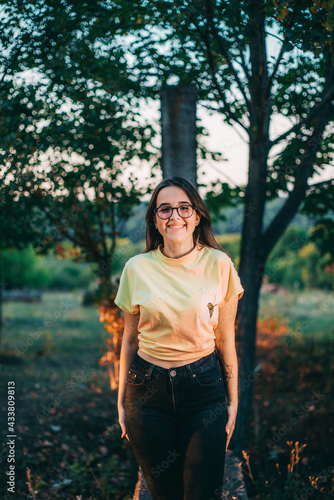 Naklejka premium Belle fille au coucher du soleil