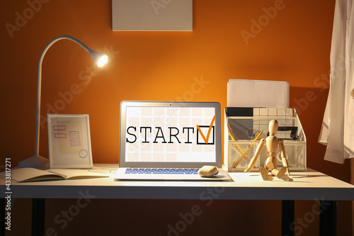 Text START on screen of lap...