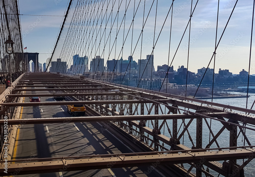 Obraz premium A view from Brooklyn at the cars below and the Manhattan landscape ahead