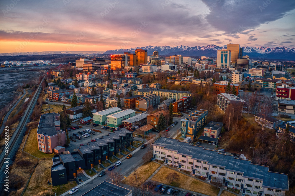 Naklejka premium Aerial View of a Sunset over Downtown Anchorage, Alaska in Spring