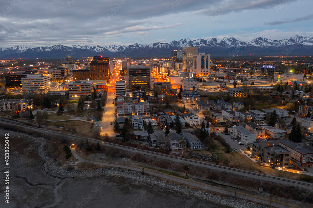 Obraz premium Aerial View of the Anchorage, Alaska Skyline at Dusk in Spring