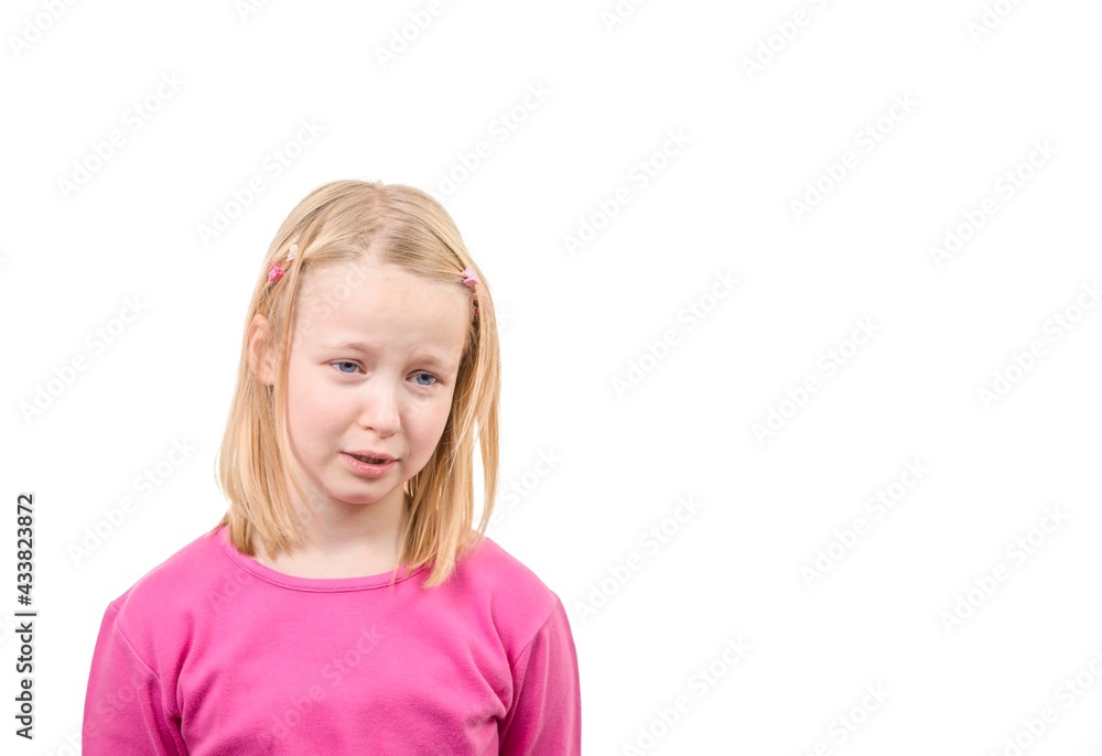 kleines, junges, blondes Mädchen schaut ganz traurig kleines, junges, blondes Mädchen schaut ganz traurig