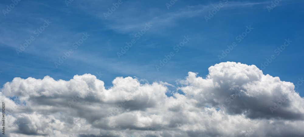 Naklejka premium Overview of a beautiful blue sky covered with clouds. Nature.