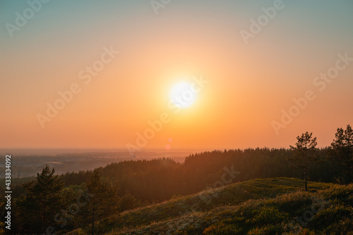 Fototapeta Naklejka Na Ścianę i Meble -  View from the mountain and the sun in the evening at sunset.