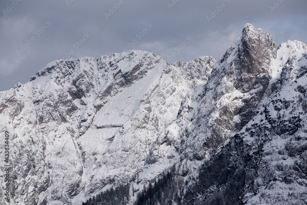 Obraz premium una bella atmosfera di montagna con un cielo ricco di nuvole in periodo primaverile, il mese di maggio ed il clima in montagna