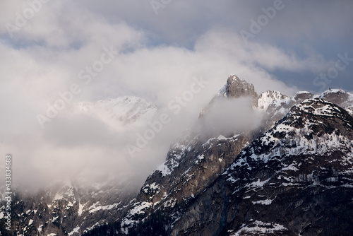 una bella atmosfera di montagna con un cielo ricco di nuvole in periodo primaverile, il mese di maggio ed il clima in montagna