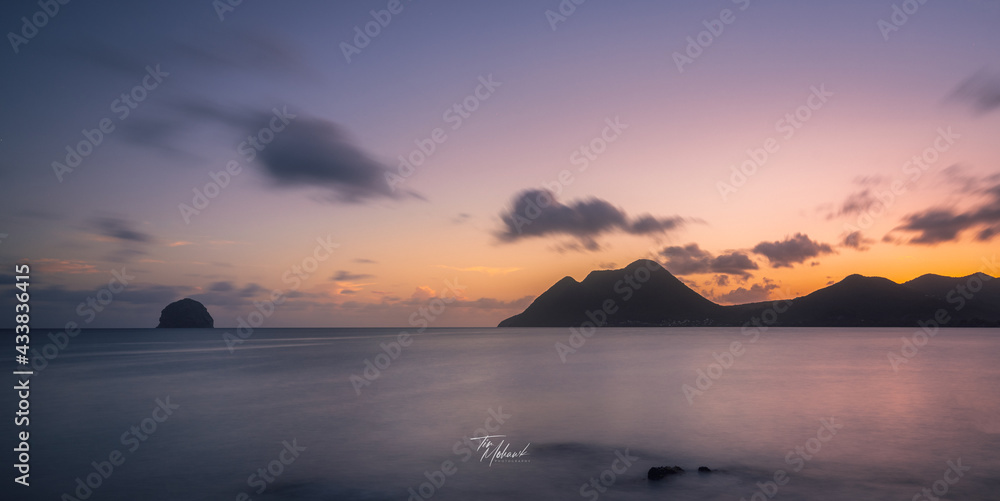 Naklejka premium Couché du soleil sur le Rocher du Diamant, Martinique