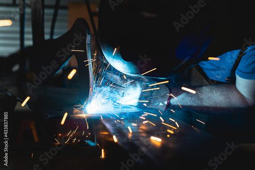 Travailleur en usine soudeur professionnel de métaux avec masque à souder photo